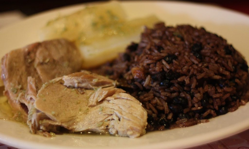 Pernil Relleno de Moros y Cristianos